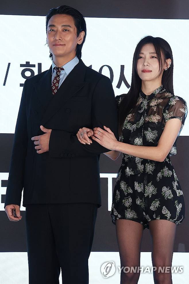 다정한 주지훈-하지원 (서울=연합뉴스) 강민지 기자 = 배우 주지훈, 하지원이 10일 서울 구로구 더세인트에서 열린 ENA 드라마 '클라이맥스' 제작발표회에서 포즈를 취하고 있다. 2026.3.10 mjkang@yna.co.kr