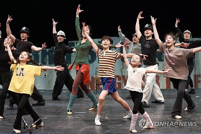 춤의 향연 (고양=연합뉴스) 진연수 기자 = 10일 오후 경기도 고양시 일산동구 고양아람누리 아람극장에서 열린 뮤지컬 '빌리 엘리어트' 쇼앤텔에서 빌리 역을 맡은 김승주와 출연진들이 주요 장면을 시연하고 있다. 2026.3.10 jin90@yna.co.kr