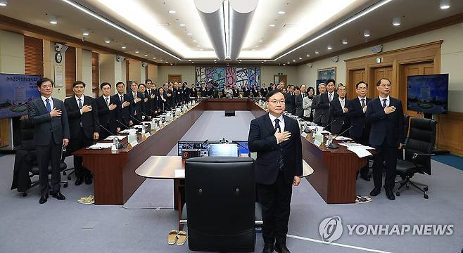 국기에 경례하는 박영재 법원행정처장 (서울=연합뉴스) 한종찬 기자 = 박영재 법원행정처장을 비롯한 법원장들이 25일 서울 서초구 대법원에서 열린 전국법원장회의에서 국기에 경례하고 있다. 2026.2.25 [공동취재] saba@yna.co.kr