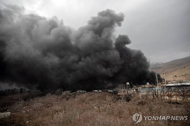 이란 수도 테헤란에서 석유 저장 탱크 위로 피어오르는 연기 [UPI=연합뉴스 자료사진. 재판매 및 DB 금지]