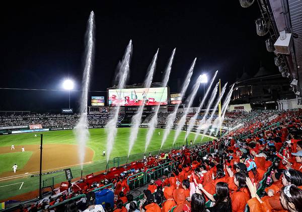 프로야구 인천 SSG 랜더스가 인천 랜더스필드에서 ‘랜필 썸머 페쓱티벌’ 행사를 열고 있다. /SSG 제공