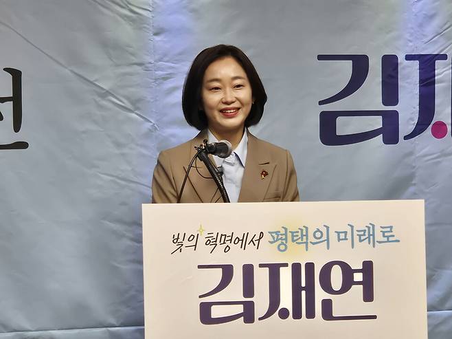 ▲ 김재연 진보당 상임대표가 10일 오전 평택시청 브리핑룸에서 기자회견을 열고 평택시을 국회의원 재선거 출마를 선언하고 있다. 김 대표는 평택은 대한민국 축소판이자 진보정치가 집약된 곳으로 반드시 승리해 평택시민의 자존심이 되겠다고 강조했다. /오원석 기자 wonsheok5@incheonilbo.com