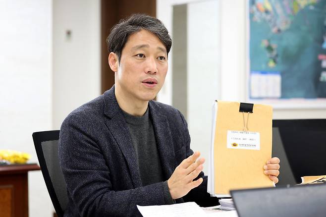 ▲ 이용창 인천시의회 교육위원장이 시의회 집무실에서 인천일보와 인터뷰를 진행하고 있다. /사진제공=인천시의회