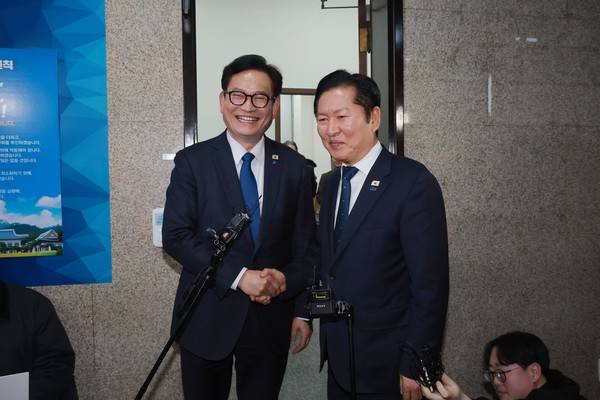 더불어민주당&nbsp;송영길&nbsp;전 대표가 5일 국회에서 민주당&nbsp;정청래&nbsp;대표와 면담한 뒤 함께 당대표실에서 나와 인사하고 있다. 2026.3.5 [사진=연합뉴스]