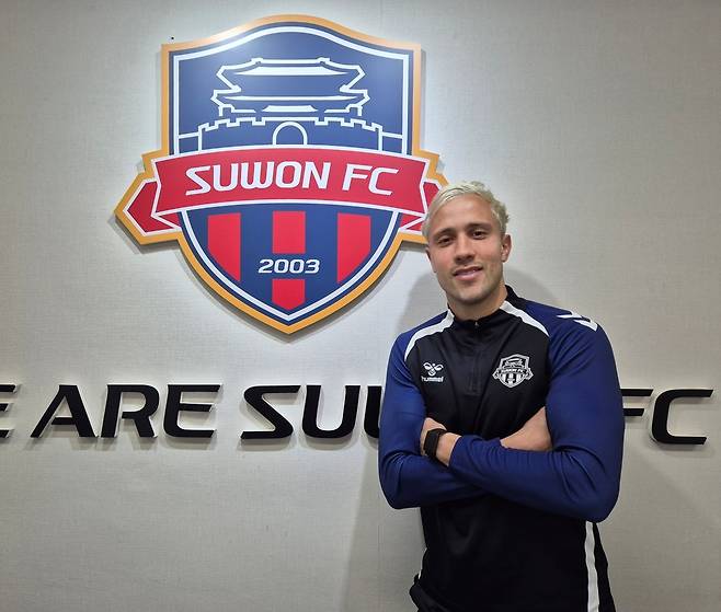 프로축구 K리그2 수원FC의 외국인 공격수 프리조가 11일 수원FC 사무국에서 인터뷰를 가진 후 기념사진을 찍고 있다. <이세용 기자>