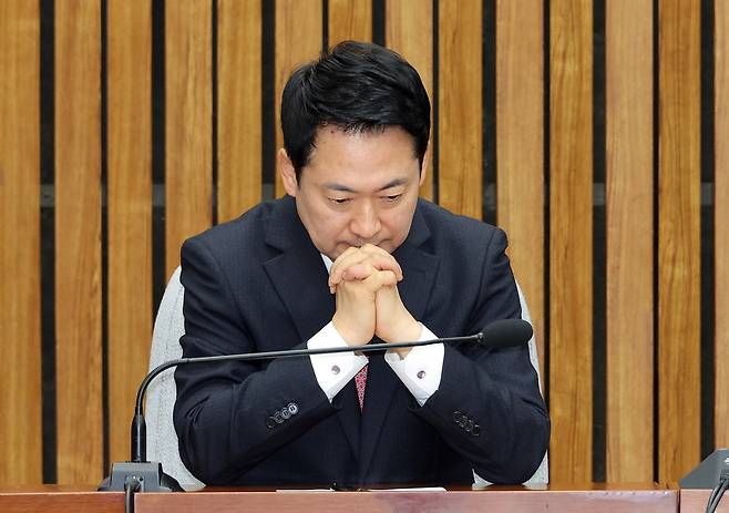 국민의힘 장동혁 대표가 11일 국회에서 열린 지역발전 인재 영입 환영식에서 생각에 잠겨 있다./ 연합뉴스