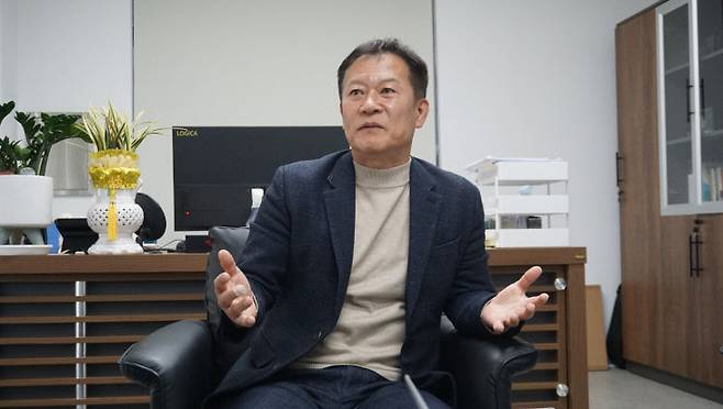 대전지역 건강기능식품 기업인 (주)파인네스트 고윤석 대표가 서구 둔산동에 자리한 회사 사무실에서 인터뷰를 하고 있다. /사진=김흥수 기자