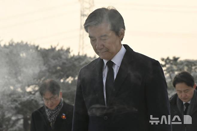조국 조국혁신당 대표가 23일 오전 광주 북구 운정동 국립5·18민주묘지를 찾아 추모탑 앞에서 분향하고 있다. 이날 참배를 마친 조 대표는 방명록에 '오직 국민만 바라보고, 국민 뜻만 따르겠습니다'라고 적었다. /뉴시스