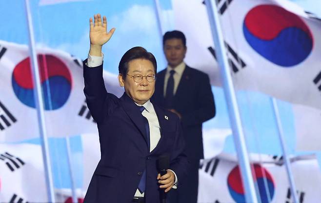 27일 경기도 고양시 킨텍스에서 열린 더불어민주당 제21대 대통령 선거 후보자 선출을 위한 수도권·강원·제주 합동연설회에서 이재명 후보가 대선후보로 선출된 후 수락연설을 하기 전 인사를 하고 있다. /뉴시스