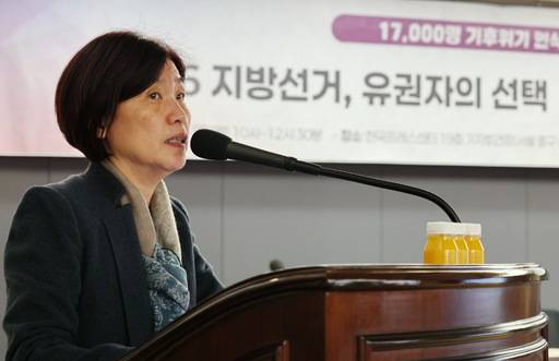 9일 서울 중구 프레스센터에서 열린 '1만7천 명 기후위기 인식조사 결과' 발표 토론회에서 서복경 더가능연구소 대표가 발제를 하고 있다. 연합뉴스