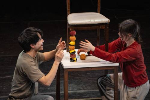 ◇춘천마임축제 ‘마임프린지’가 5월 30일 ‘밤샘난장 도깨비난장’에서 열린다. 사진은 2024 마임프린지 우승팀 아이모멘트의 ‘부러진 의자’. 춘천마임축제 제공