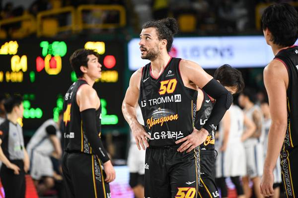 창원LG 아셈 마레이가 11일 창원체육관에서 열린 고양 소노와 경기에서 아쉬워 하고 있다. /KBL