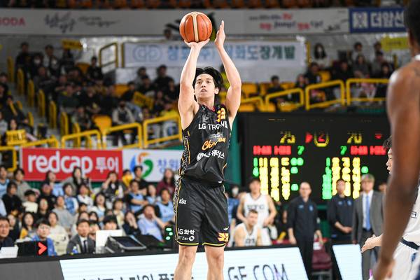 창원LG 칼 타마요가 11일 창원체육관에서 열린 고양 소노와 경기에서 슛을 시도하고 있다. /KBL