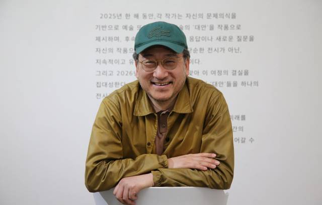 김진석 대표가 비영리전시공간 싹 전시실 벽면을 배경으로 포즈를 취하고 있다. 김도훈 기자