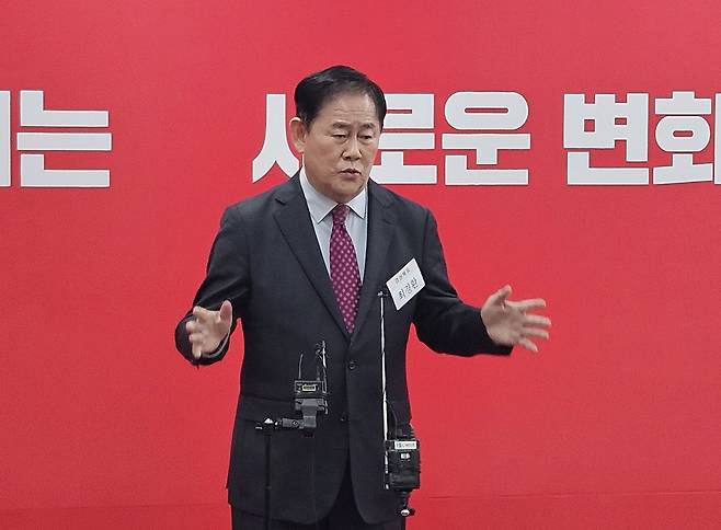 공천 면접을 마친 최경환 예비후보가 취재진에게 면접에서 발표한 비전 등을 설명하고 있다.