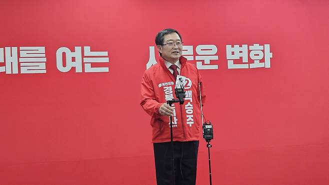 11일 서울 영등포구 여의도 국민의힘 중앙당사에서 경북도지사 공천 면접을 마친 백승주 예비후보가 브리핑을 하고 있다.