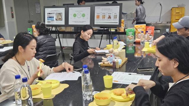 지난해 11월 부산 영도구 삼진식품 체험관에서 스타트업 우아즈의 프로슈머들이 삼진식품과 우아즈가 함께 개발한 유아용 어묵 시제품을 시식하고 평가하고 있다. 부산창조경제혁신센터 제공