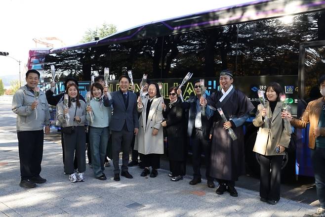 ▲ XR모빌리티버스 시승식에서 참가자들이 단체 사진촬영을 하고 있다.