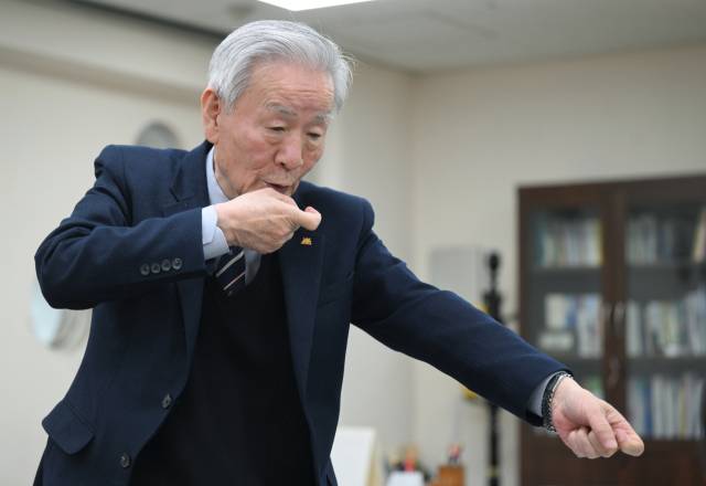 박홍기 (사)3·15의거기념사업회 회장이 창원시 마산회원구 3·15아트센터 내 기념사업회 사무실에서 1960년 3월 15일 밤 경찰 총격으로 숨진 시민 2명이 도립마산병원 영안실에 안치된 사진을 설명하며 당시 상황을 재연하고 있다. /김승권 기자/