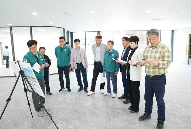 김천시의회 의원들이 현장을 방문해 관계공무원의 설명을 듣고 있다.