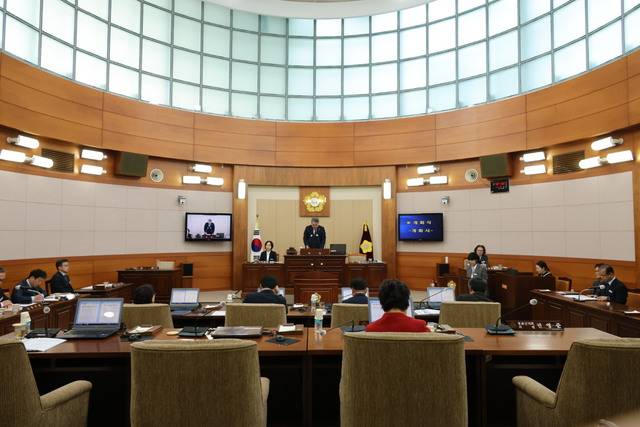 11일 봉화군의회 본회의장에서 열린 제278회 임시회 제1차 본회의에서 권영준 의장이 개회를 선언하며 회의를 진행하고 있다. 봉화군의회는 오는 19일까지 9일간 일정으로 2026년도 제1차 추가경정예산안과 조례안 등 주요 안건을 심의한다. 봉화군의회 제공