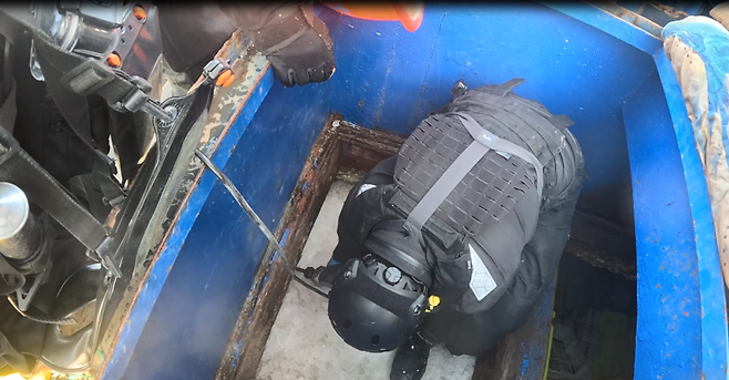 중국어선의 비밀 어창을 확인하고 있는 해경. 사진 제공=제주해양경찰서