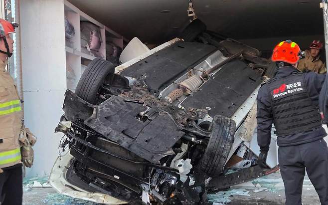 지난 1월 1일 서귀포시 호근동의 한 상가에 부딪혀 전복된 음주운전 차량. 사진=제주도소방안전본부.