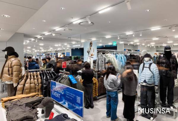 무신사 스탠다드 아이파크몰 용산점에서 쇼핑 중인 고객들의 모습 사진무신사