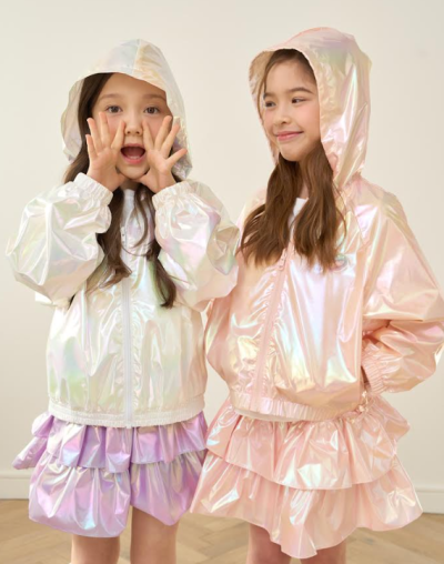 로엠걸즈 리버서블 글로시 바람막이 및 글로시 스커트 화보 사진이랜드리테일 로엠걸즈