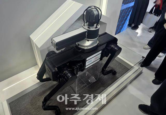 전시장에 전시되어있는 포스코퓨처엠이 포스코그룹과 함께 개발한 4족 보행 로봇. 제철소 안전을 위해 개발됐다. [사진=신지아 기자]