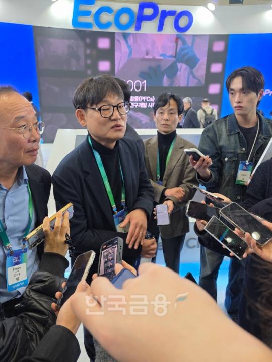 최문호 에코프로비엠 대표(가운데)가 11일 인터배터리 2026 에코프로비엠 전시 부스에서 기자들과 만나 전고체 배터리 개발 현황에 대해 설명했다. / 사진=김재훈 기자