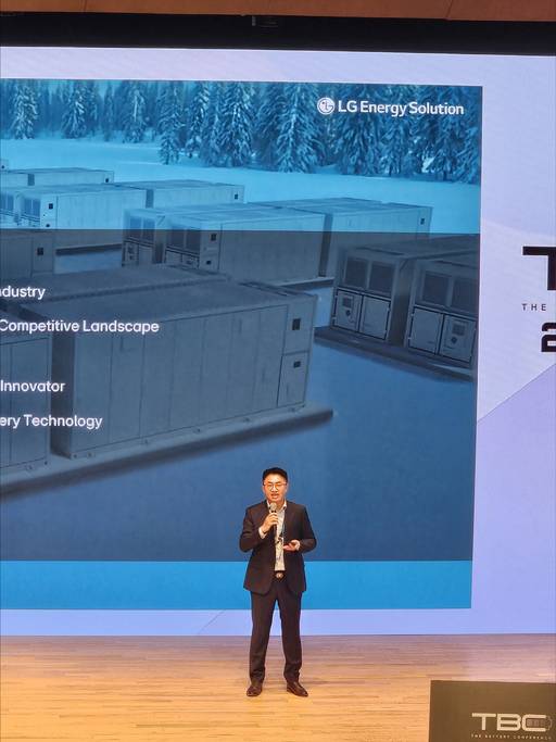 김제영 LG에너지솔루션 최고기술책임자(CTO)가 11일 인터배터리2026의 '더 배터리 컨퍼런스'에서 기조강연을 하고 있다. /원관희 기자