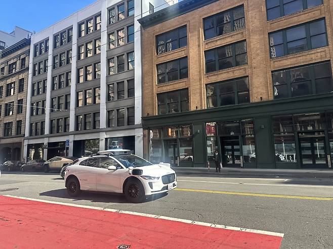 미국 샌프란시스코 중심, 주인이 없는 오피스 거리 사이로 자율주행 차량 ‘웨이모(Waymo)’이 지나가고 있다.(샌프란시스코(미국)=이수진 기자)