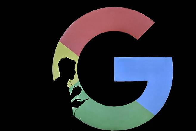 인도 벵갈루루에서 5일 한 남성이 구글 아난타 사무실 앞을 지나고 있다. 벵갈루루(인도)/AFP연합뉴스