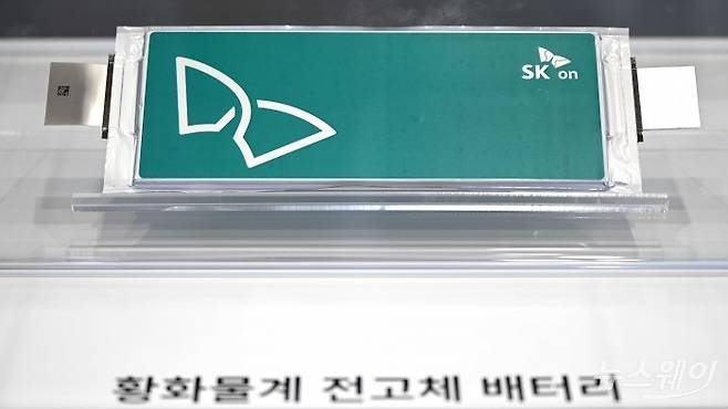 SK온이 11일 오전 서울 강남구 코엑스에서 열린 인터배터리 2026 개막식에 마련된 부스에서황화물계 전고체 배터리를 전시하고 있다. 사진=강민석 기자 kms@newsway.co.kr