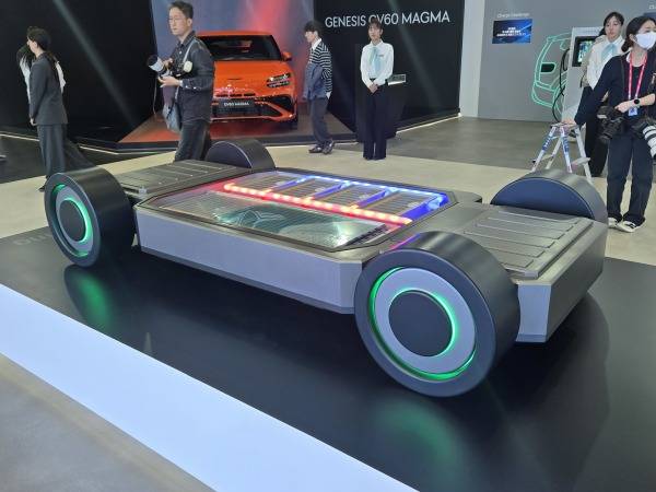 SK온이 사내독립기업(CIC) SK엔무브가 공동 개발 중인 액침냉각 팩 모형./사진=미디어펜 김동하 기자