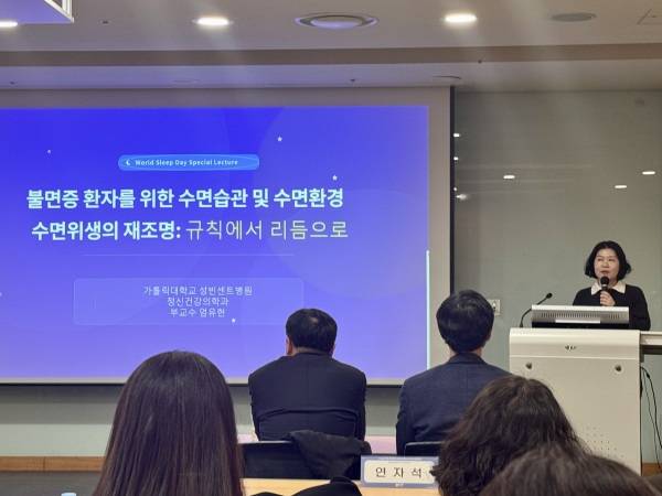 수면 전문 브랜드 시몬스가 국내 대표 수면의학 학술단체인 대한수면학회와 손잡고 국민의 건강한 수면환경 조성을 위해 힘을 모은다. 이날 심포지엄  에 참석한 대한수면학회 주요 연사들./사진=김견희 기자