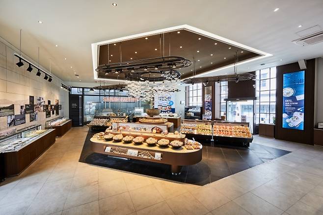 삼진식품은 현재 2% 수준인 해외 매출 비중을 5년 내 30%까지 끌어올리겠다는 목표로, 글로벌 시장 공략에 속도를 내고 있다. 사진은 삼진어묵 영도 본점. / 삼진식품