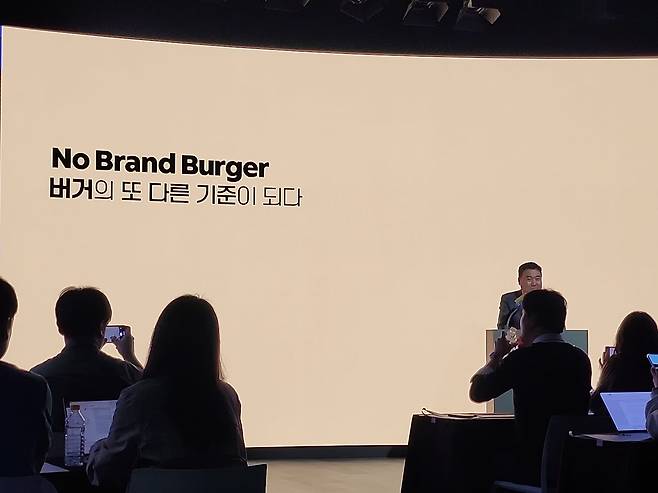 신세계푸드가 지난해 5월 8일 코엑스에서 기자간담회를 갖고 노브랜드 버거의 성장 전략 일환으로 제품 리뉴얼과 신규 가맹 모델을 발표했다.&nbsp;강승협 신세계푸드 대표이사가 발표하고 있는 모습 /류빈 기자