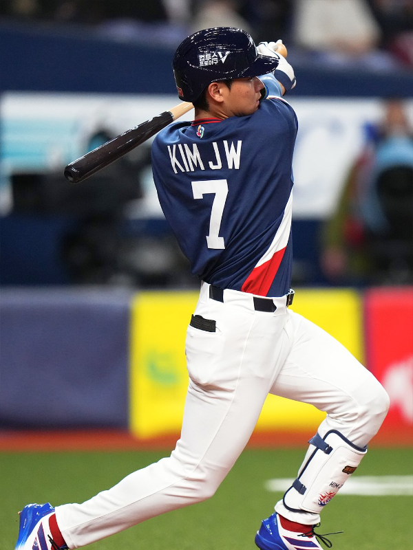 선수들의 헬멧에 '컴투스프로야구V' 로고가 새겨져있다(출처=KBO 공식 SNS).