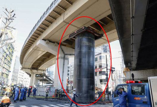 일본 오사카시 도심의 하수도 공사 현장에서 지면으로 솟아오른 대형 파이프. (사진=엑스 캡처)