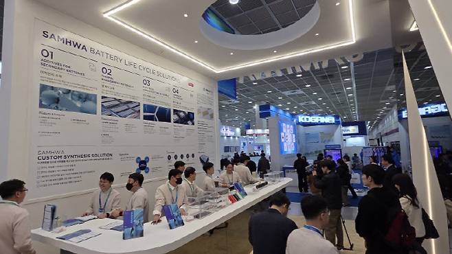 11일 서울 강남구 코엑스에서 개막한 국내 최대 배터리 전시회 인터배터리 2026의 삼화페인트공업 부스 안 모습이다.(사진=김세연기자)