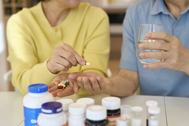 2년 동안 매일 종합 비타민을 먹으면 생물학적 노화의 일부 지표가 늦춰지는 것으로 나타났다. 사진=게티이미지뱅크