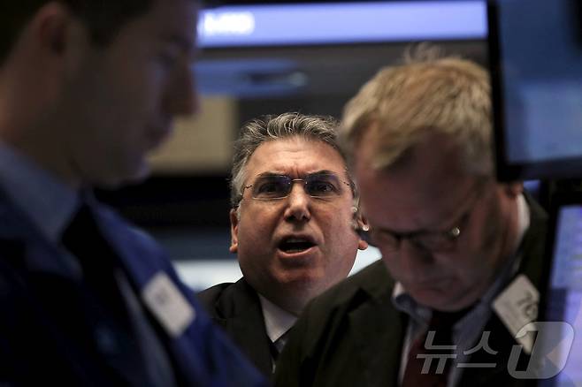 뉴욕증권거래소 트레이더 ⓒ 로이터=뉴스1