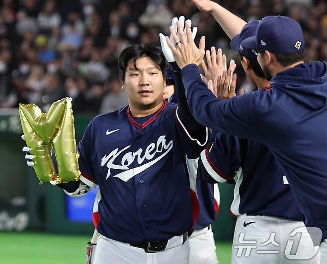 9일 일본 도쿄돔에서 열린 2026 월드베이스볼클래식 조별리그 C조 대한민국과 호주의 경기. 대한민국 문보경이 2회초 무사 1루 투런홈런을 친 뒤 기쁨을 나누고 있다. 2026.3.9 ⓒ 뉴스1 구윤성 기자