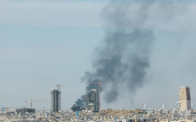 미국과 이스라엘이 이란에 대한 공습에 들어간 가운데 5일(현지시간) 사우디 아라비아 리야드에서 연기 기둥이 솟구치고 있다. 2026.03.05. ⓒ 로이터=뉴스1