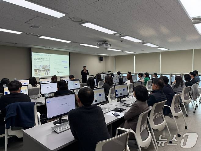 용산구는 지난 2월 '용산GPT' 활용 확산을 위해 직원과 간부를 대상으로 실습 중심 교육을 실시했다.(용산구 제공)