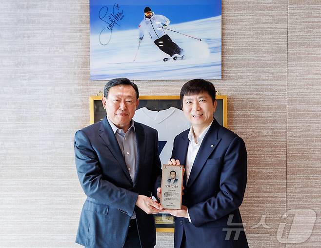 유승민 대한체육회 회장(오른쪽)이 16일 롯데월드타워에서 2026 밀라노코르티나동계올림픽대회 대한민국 선수단에 격려와 후원을 보내준 신동빈 롯데그룹 회장(왼쪽)에게 감사의 뜻을 전하는 감사패를 전달하고 있다. (대한체육회 제공. 재판매 및 DB 금지) 2026.1.16 ⓒ 뉴스1