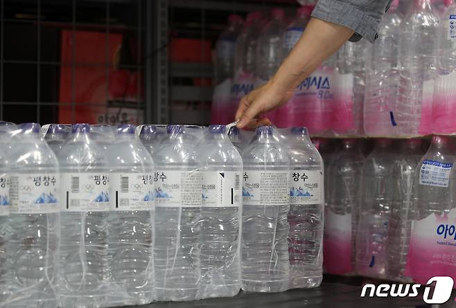 서울 시내 한 대형마트에서 시민들이 생수를 구매하고 있다. ⓒ 뉴스1 김성진 기자