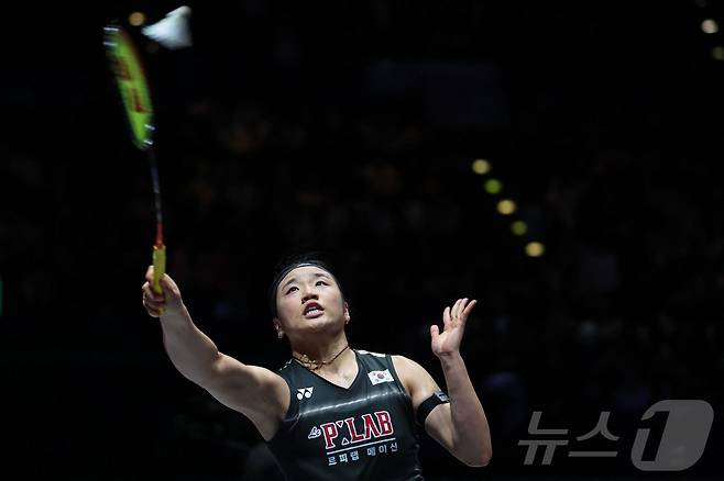 배드민턴 안세영이 8일(한국시간) 영국 버밍엄의 유틸리타 아레나에서 열린 2026 세계배드민턴연맹(BWF) 월드투어 슈퍼 1000 전영오픈 결승 왕즈이와의 경기에서 리턴을 하고 있다. 안세영은 왕즈이에 0-2(15-21, 19-21)로 완패해 준우승을 차지하며 국제대회 연승 기록도 36경기에서 마침표를 찍었다. ⓒ AFP=뉴스1